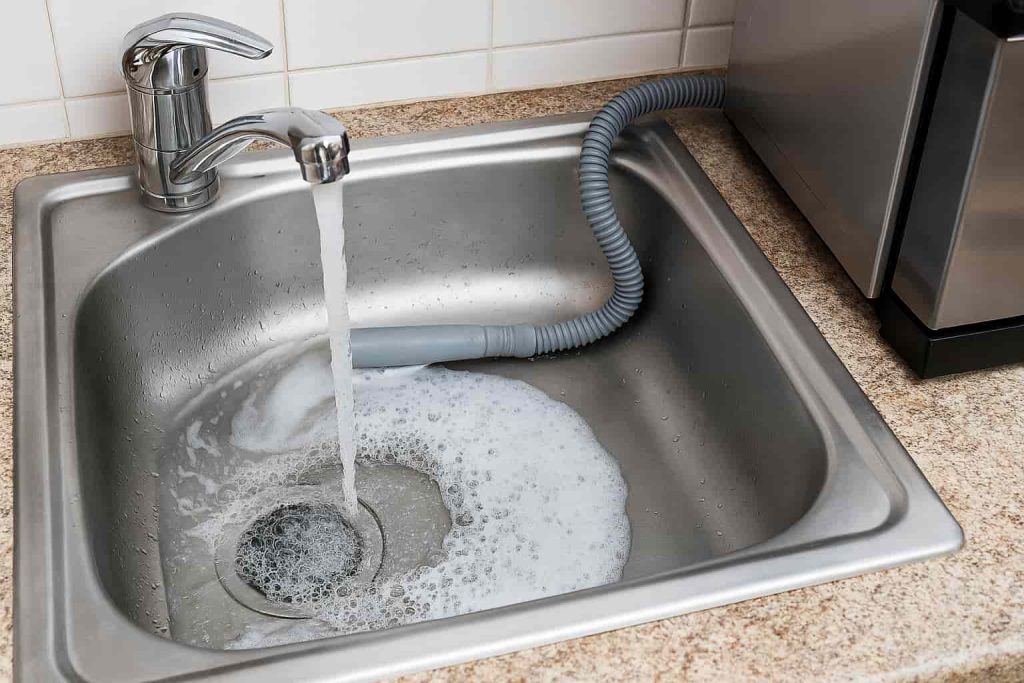 Un bruit de glouglou dans l'évier après l'utilisation du lave-vaisselle.