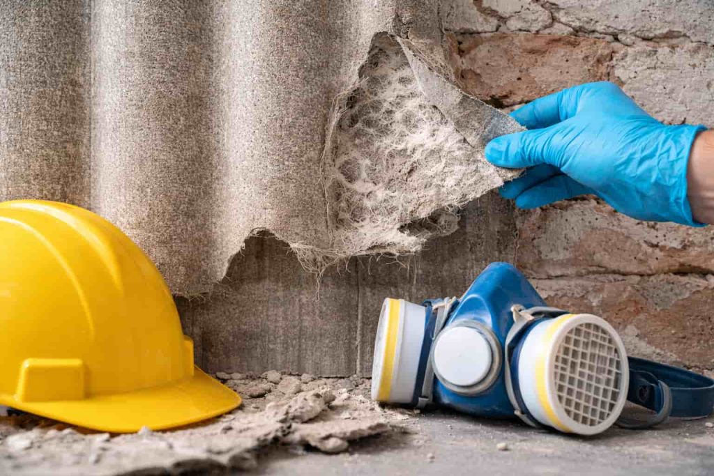Une plaque de fibrociment en amiante dans le mur.