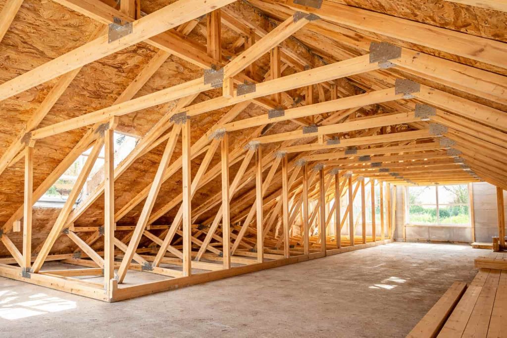 Une charpente fermette en construction.