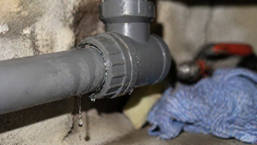 Une fuite sur un raccord PVC mal collé