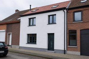 Maison mitoyenne rénovée avec une façade blanche, un toit en tuiles rouges et des menuiseries gris anthracite.