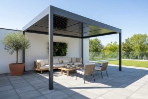 Une pergola solaire dans un jardin.