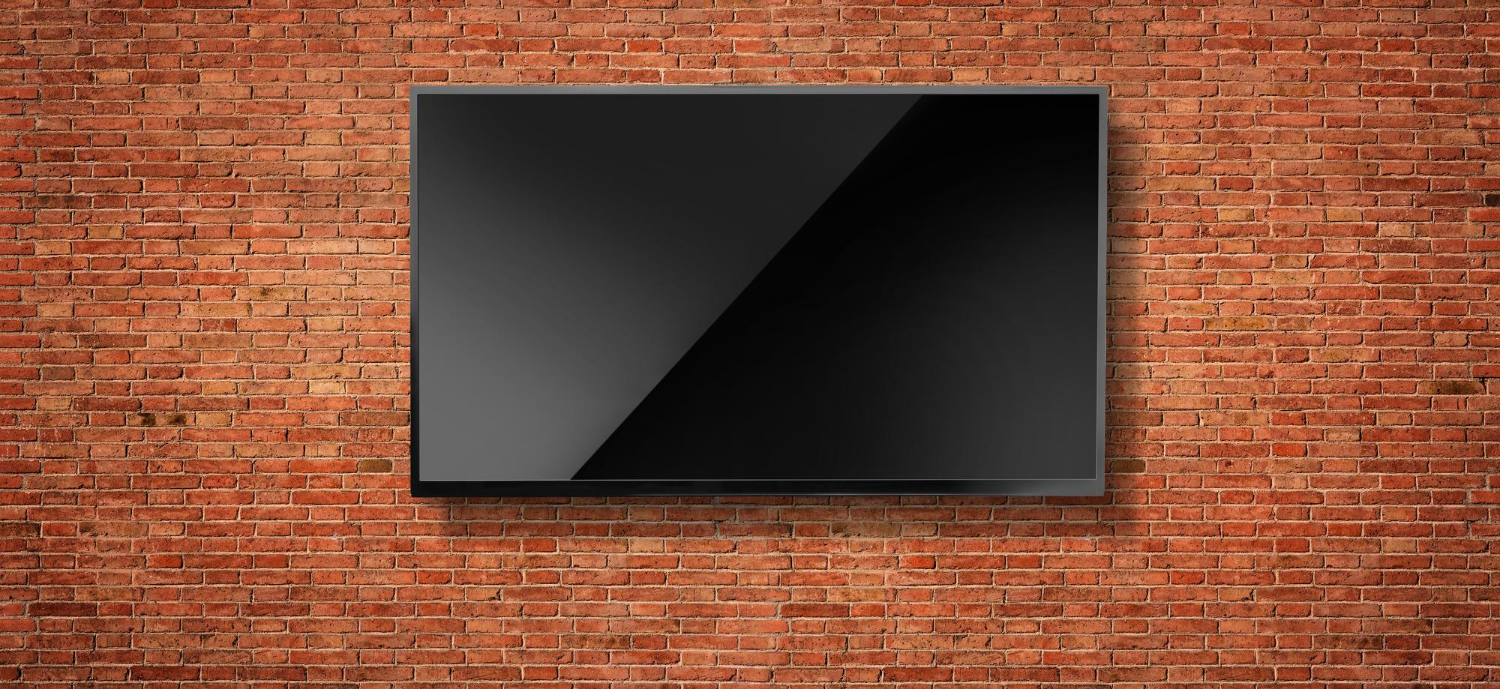 Écran de télévision tv LED noir blanc sur fond de mur rouge