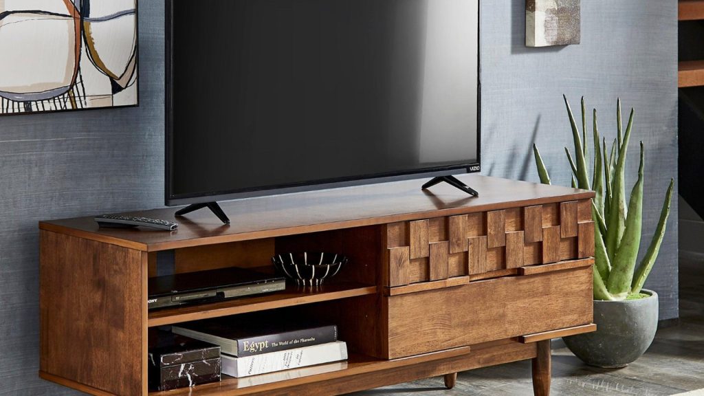 Fixer sa télé au mur ou la poser sur un meuble : quelle option choisir ?